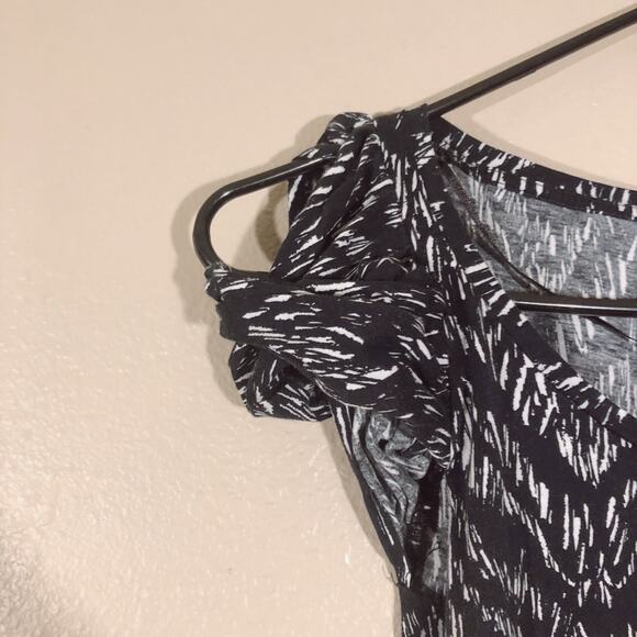 H&M abstract patterned short sleeve abstract chevron shirt - Picture 2 of 6